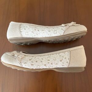 Jellypop Shoes Flats Size 8 M Fabric Slip On Tan Off White Skid Free Lace Jewels